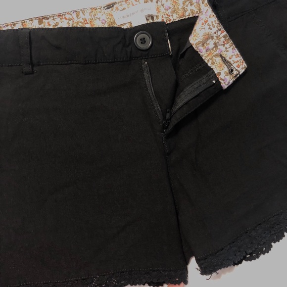 Black shorts w/detailed around leg opening ladies large equivalent to a 8 - Picture 4 of 8